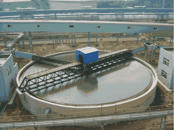 中心傳動濃縮機在某礦施工現場進行濃密作業